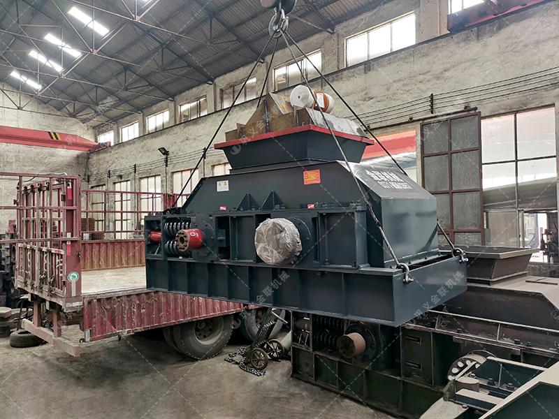 中型對輥破碎制砂機設備發往安徽