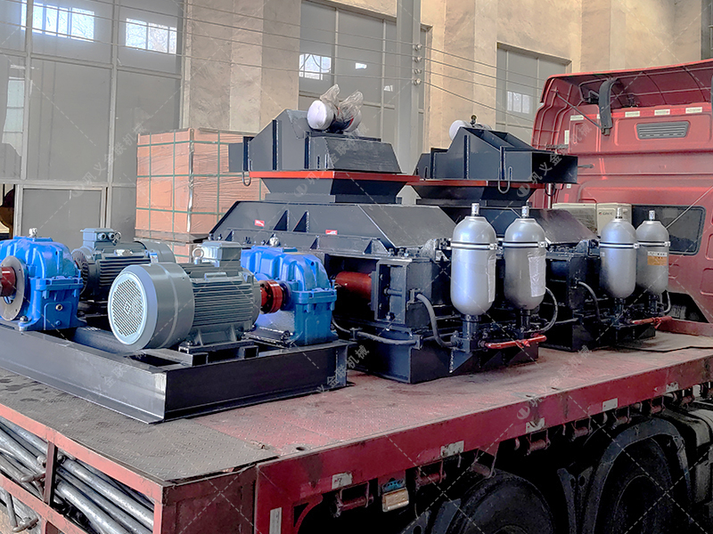 半自動液壓直連式對輥破碎機發貨圖片