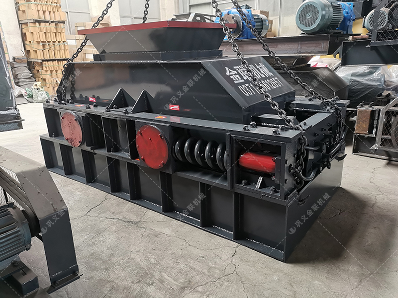 花崗巖制成沙子用對輥制沙機還是沖擊制砂機，哪個好用？