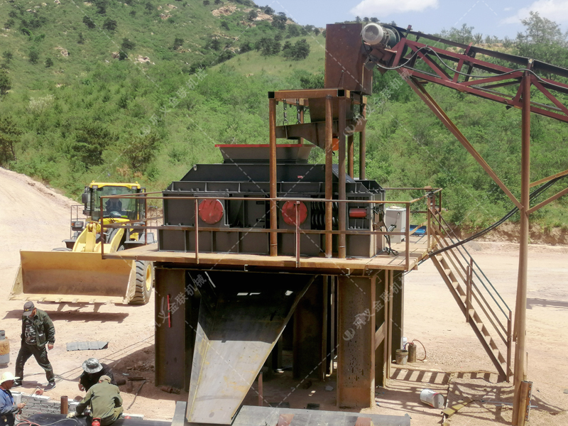 花崗巖制成沙子用對輥制沙機還是沖擊制砂機，哪個好用？